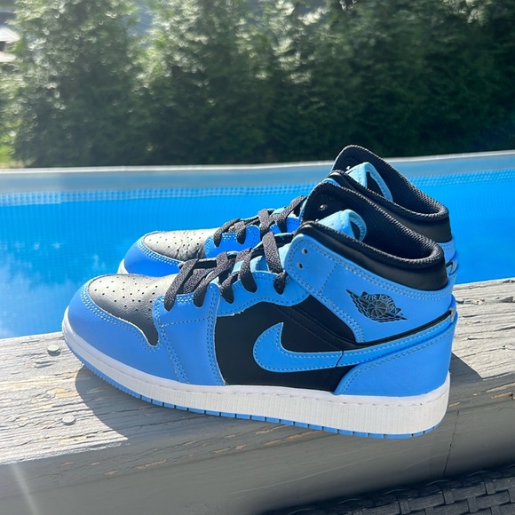 Air Jordan 1 Mid University Blue Black sz 6Y - Picture 1 of 5